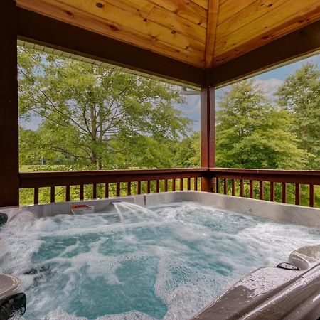 3 Master Bedrooms - Sleeps 10 - Location - Game Room - Hot Tub Pigeon Forge Exterior photo