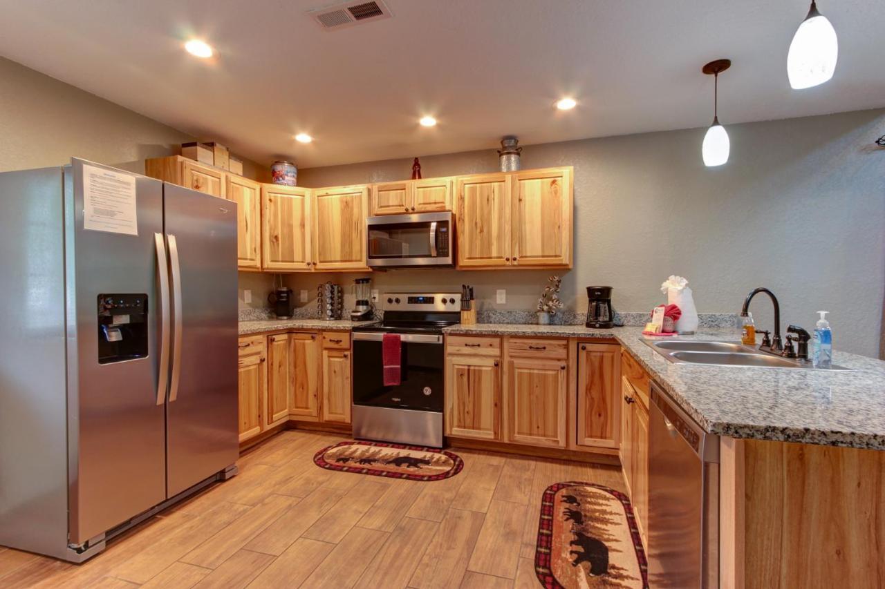 3 Master Bedrooms - Sleeps 10 - Location - Game Room - Hot Tub Pigeon Forge Exterior photo